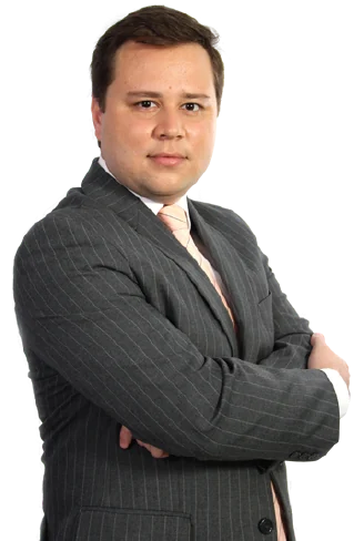Felipe Asensi, de terno cinza, com os braços cruzados